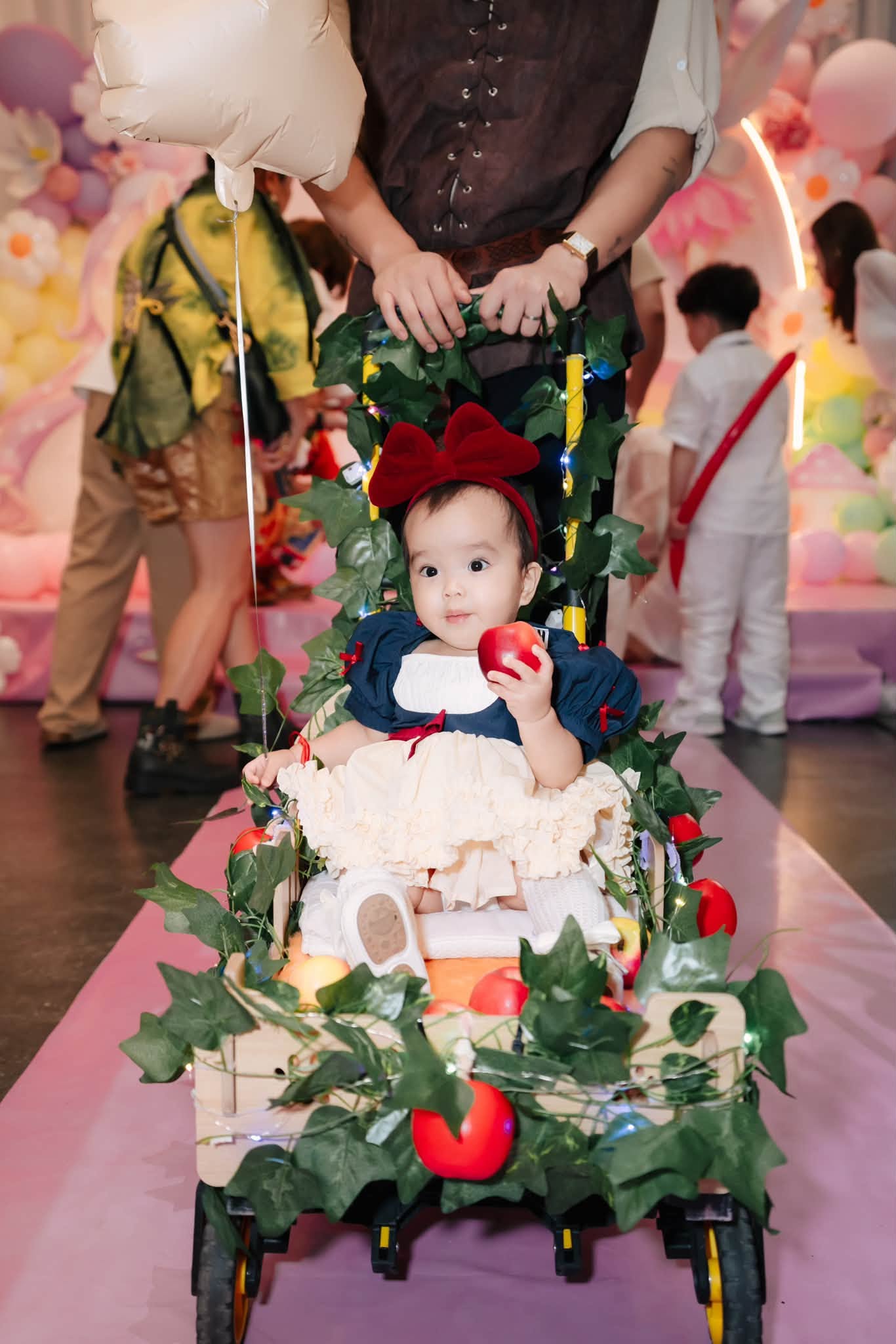 Xuất hiện tại "Mama Ơi Day": Bé Gạo cực dạn dĩ, còn vỗ tay khi lên sân khấu cùng ba mẹ, khoảnh khắc bám ba khiến dân tình tan chảy- Ảnh 13.