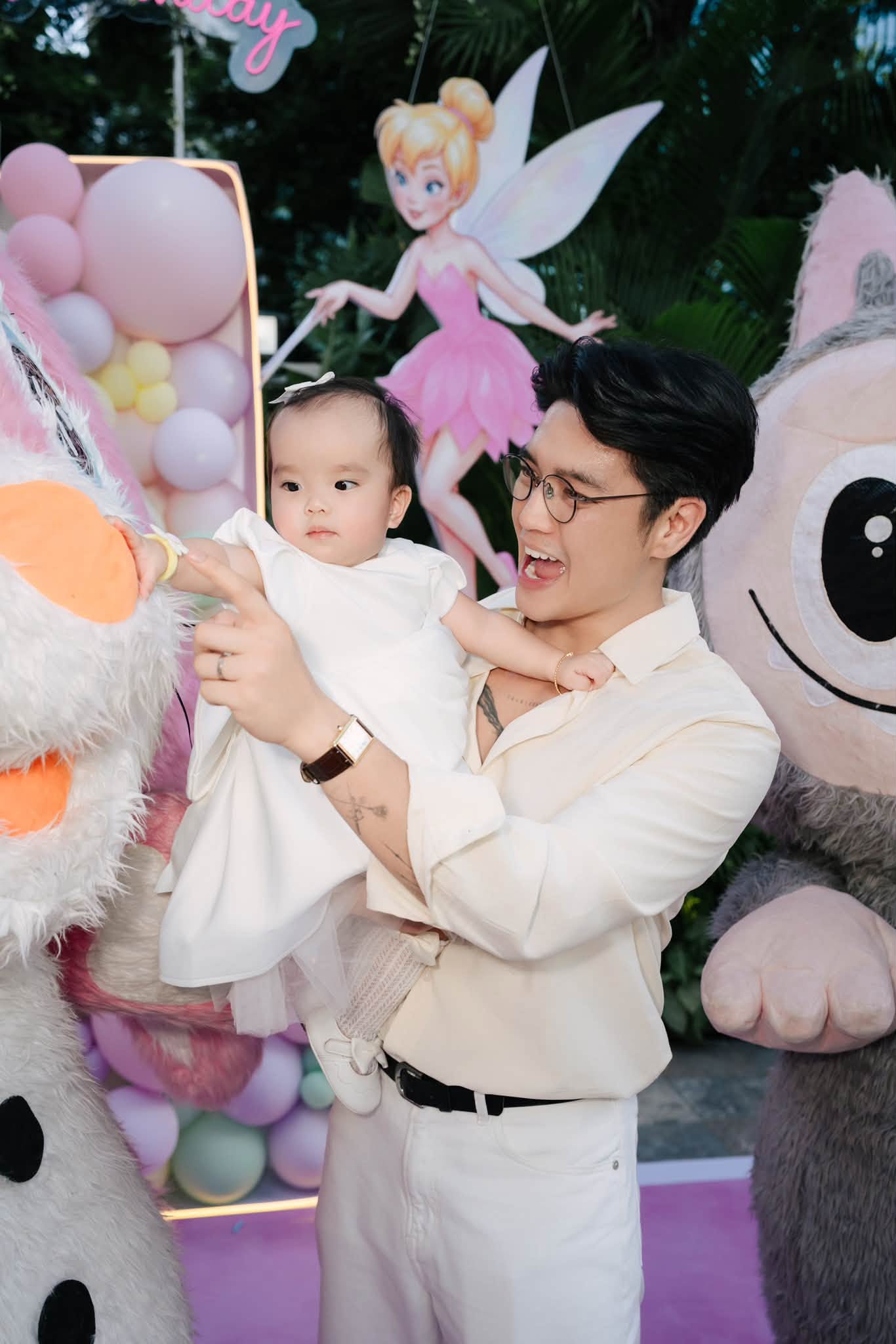 Xuất hiện tại "Mama Ơi Day": Bé Gạo cực dạn dĩ, còn vỗ tay khi lên sân khấu cùng ba mẹ, khoảnh khắc bám ba khiến dân tình tan chảy- Ảnh 14.