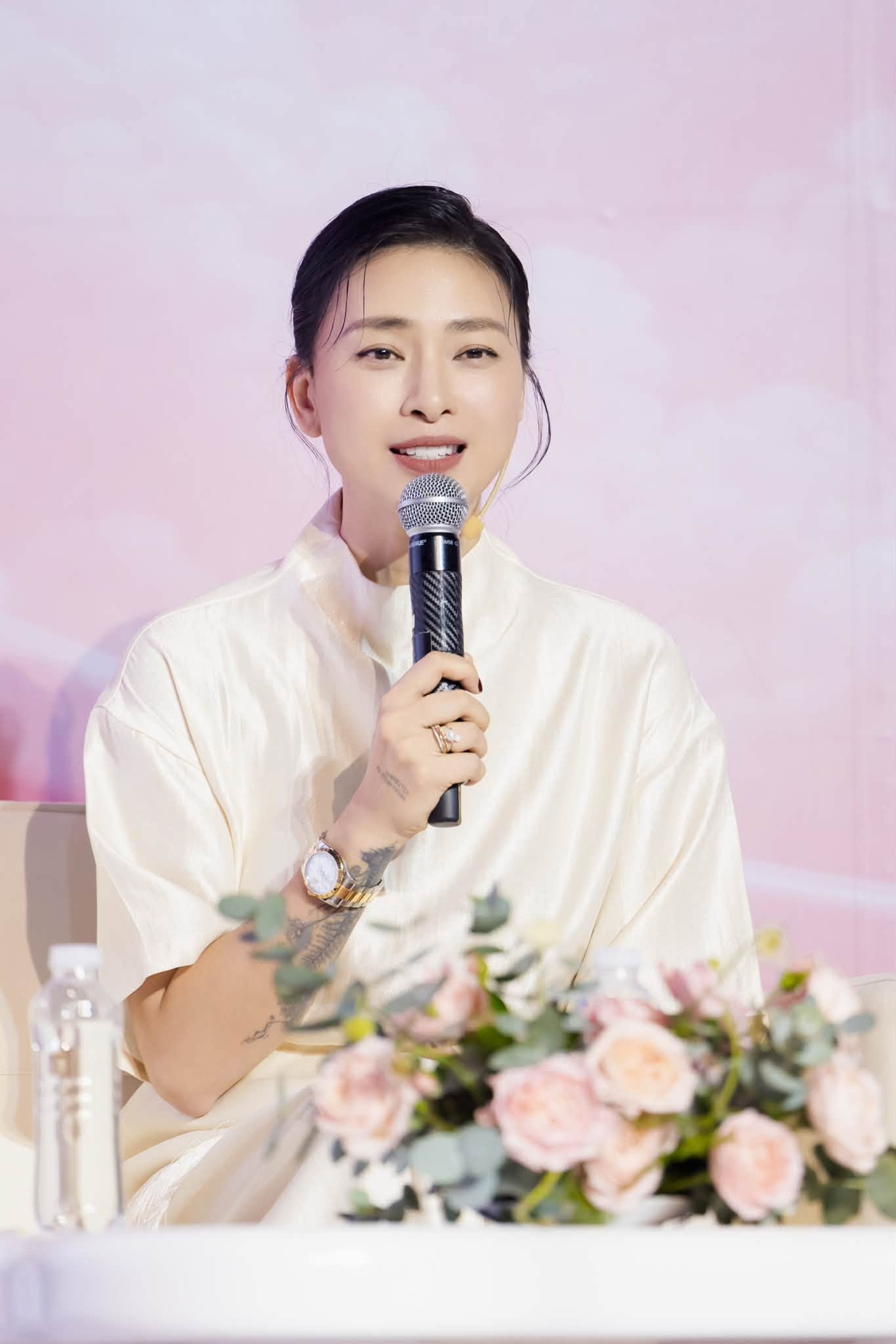 Xuất hiện tại "Mama Ơi Day": Bé Gạo cực dạn dĩ, còn vỗ tay khi lên sân khấu cùng ba mẹ, khoảnh khắc bám ba khiến dân tình tan chảy- Ảnh 9.