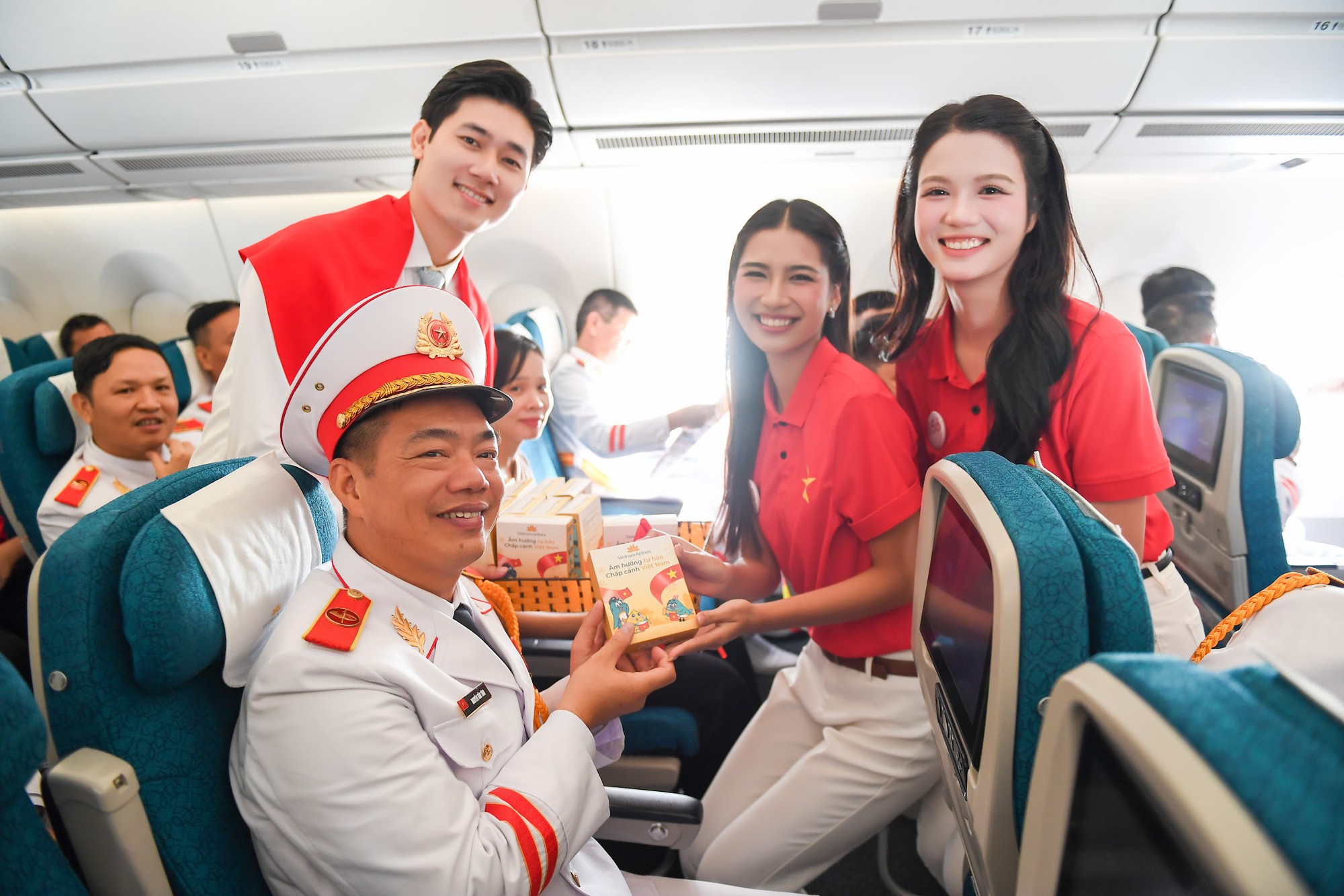 Giai điệu Quốc khánh vang lên ở độ cao 10.000 mét trên chuyến bay Vietnam Airlines- Ảnh 26.
