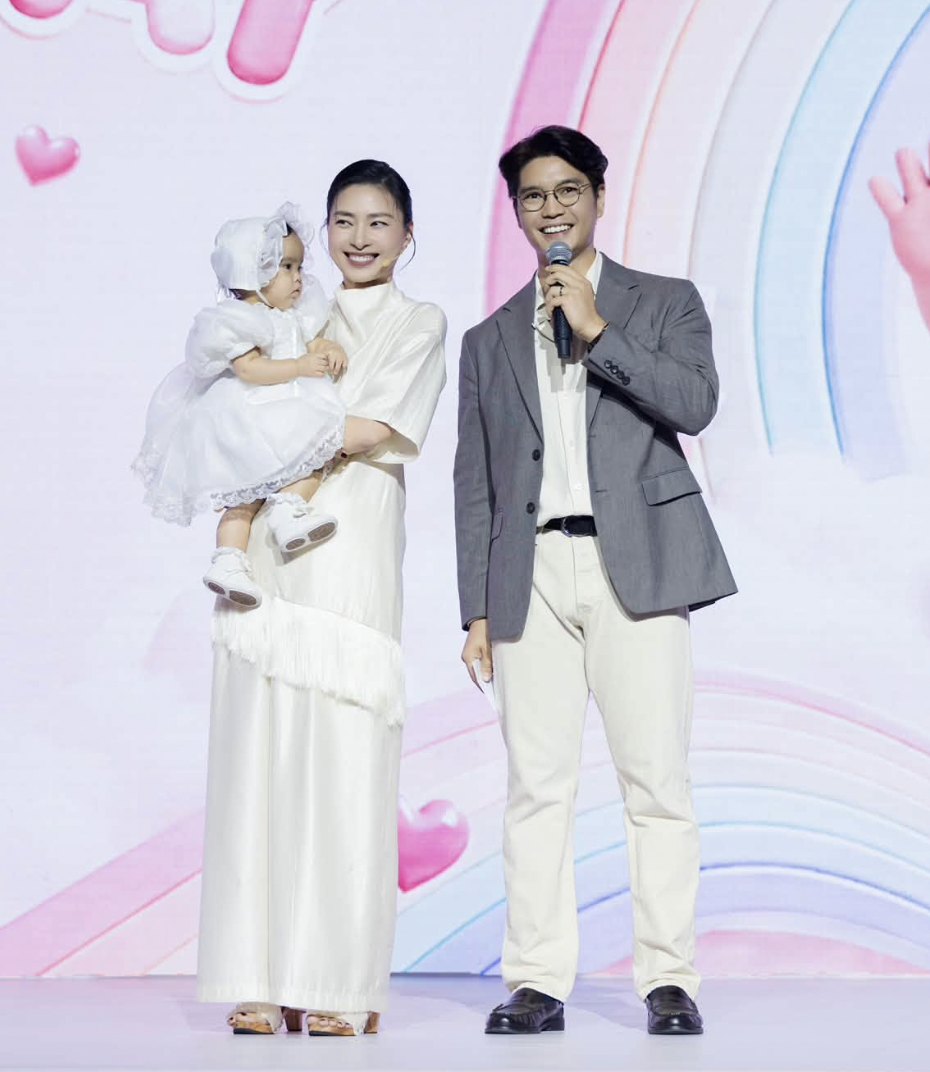 Xuất hiện tại "Mama Ơi Day": Bé Gạo cực dạn dĩ, còn vỗ tay khi lên sân khấu cùng ba mẹ, khoảnh khắc bám ba khiến dân tình tan chảy- Ảnh 10.