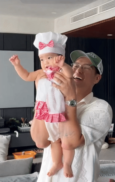 Xuất hiện tại "Mama Ơi Day": Bé Gạo cực dạn dĩ, còn vỗ tay khi lên sân khấu cùng ba mẹ, khoảnh khắc bám ba khiến dân tình tan chảy- Ảnh 16.