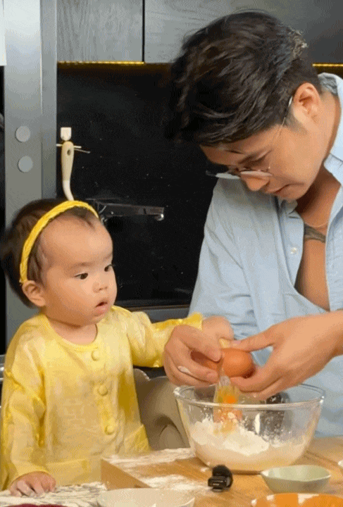 Xuất hiện tại "Mama Ơi Day": Bé Gạo cực dạn dĩ, còn vỗ tay khi lên sân khấu cùng ba mẹ, khoảnh khắc bám ba khiến dân tình tan chảy- Ảnh 15.