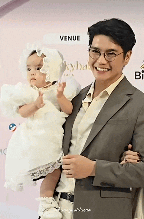 Xuất hiện tại "Mama Ơi Day": Bé Gạo cực dạn dĩ, còn vỗ tay khi lên sân khấu cùng ba mẹ, khoảnh khắc bám ba khiến dân tình tan chảy- Ảnh 1.
