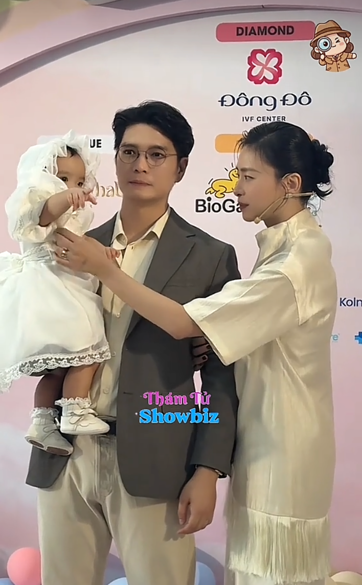 Xuất hiện tại "Mama Ơi Day": Bé Gạo cực dạn dĩ, còn vỗ tay khi lên sân khấu cùng ba mẹ, khoảnh khắc bám ba khiến dân tình tan chảy- Ảnh 6.