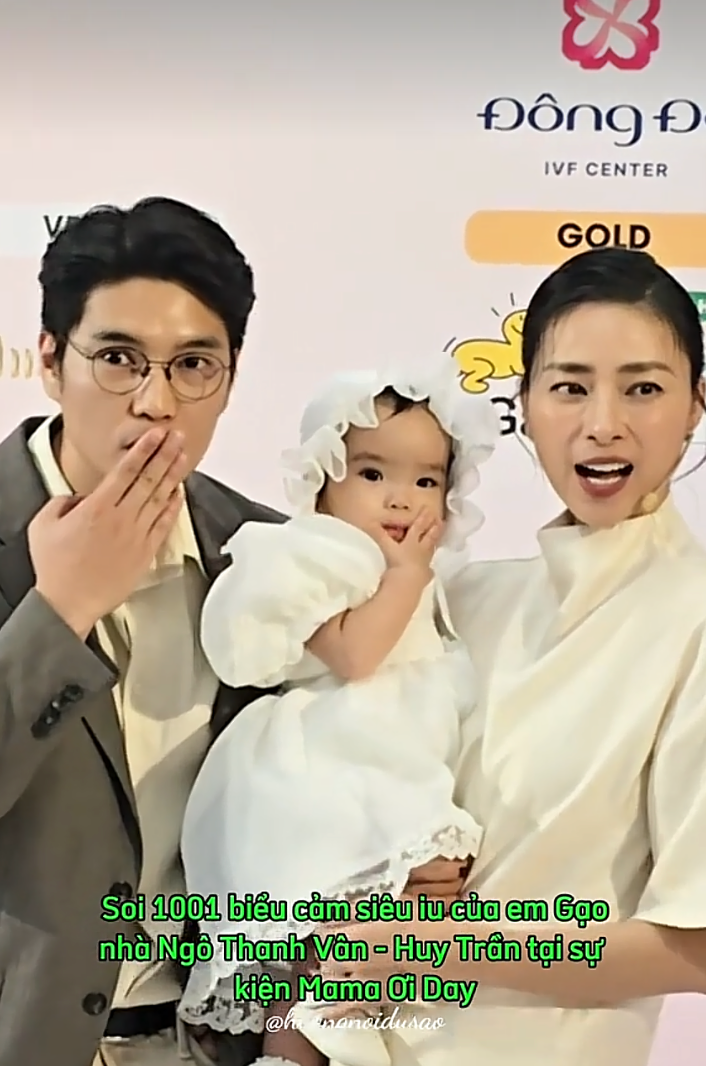 Xuất hiện tại "Mama Ơi Day": Bé Gạo cực dạn dĩ, còn vỗ tay khi lên sân khấu cùng ba mẹ, khoảnh khắc bám ba khiến dân tình tan chảy- Ảnh 2.