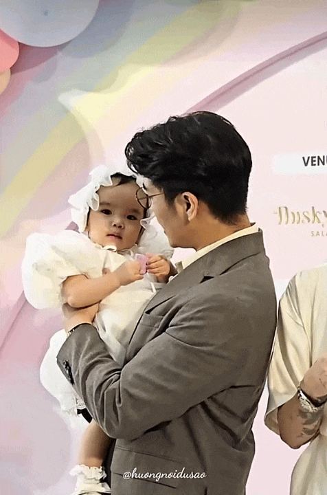 Xuất hiện tại "Mama Ơi Day": Bé Gạo cực dạn dĩ, còn vỗ tay khi lên sân khấu cùng ba mẹ, khoảnh khắc bám ba khiến dân tình tan chảy- Ảnh 8.