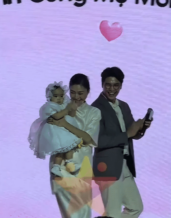 Xuất hiện tại "Mama Ơi Day": Bé Gạo cực dạn dĩ, còn vỗ tay khi lên sân khấu cùng ba mẹ, khoảnh khắc bám ba khiến dân tình tan chảy- Ảnh 4.