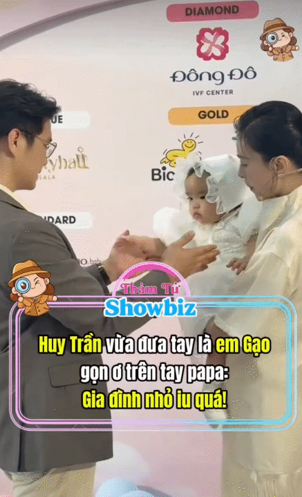 Xuất hiện tại "Mama Ơi Day": Bé Gạo cực dạn dĩ, còn vỗ tay khi lên sân khấu cùng ba mẹ, khoảnh khắc bám ba khiến dân tình tan chảy- Ảnh 7.