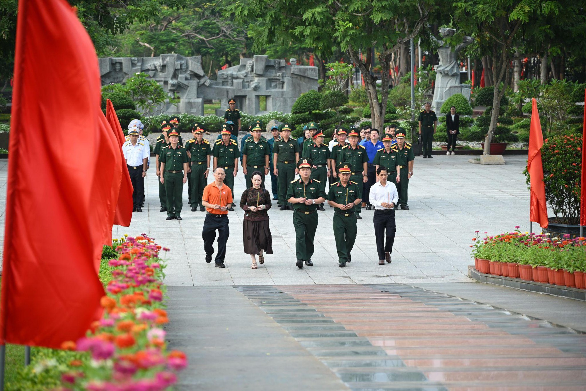 Long Ch&acirc;u nối d&agrave;i h&agrave;nh tr&igrave;nh tri &acirc;n tại v&ugrave;ng đảo tiền ti&ecirc;u thi&ecirc;ng li&ecirc;ng C&ocirc;n Đảo- Ảnh 1.