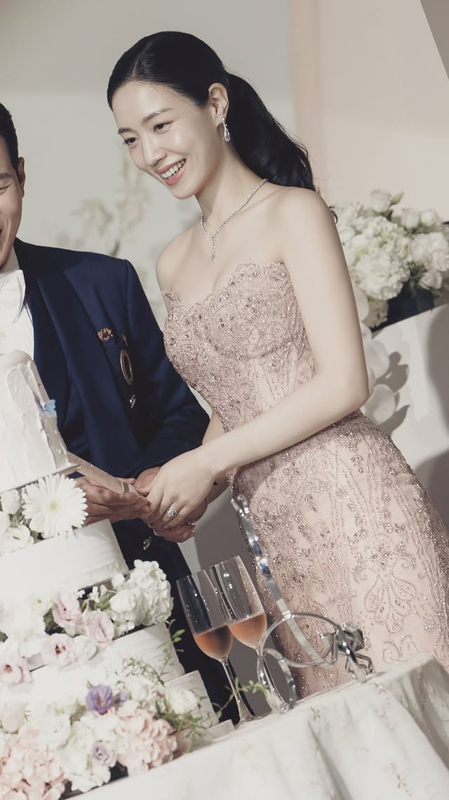 H&ograve;a b&igrave;nh đến với T-ara rồi sao: Hwayoung cưới, Eunjung v&agrave; Hyomin n&ocirc; nức tung hoa?- Ảnh 16.