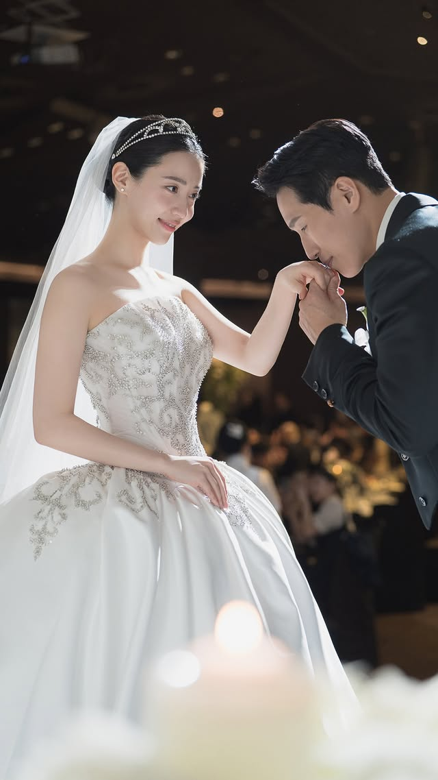 H&ograve;a b&igrave;nh đến với T-ara rồi sao: Hwayoung cưới, Eunjung v&agrave; Hyomin n&ocirc; nức tung hoa?- Ảnh 6.