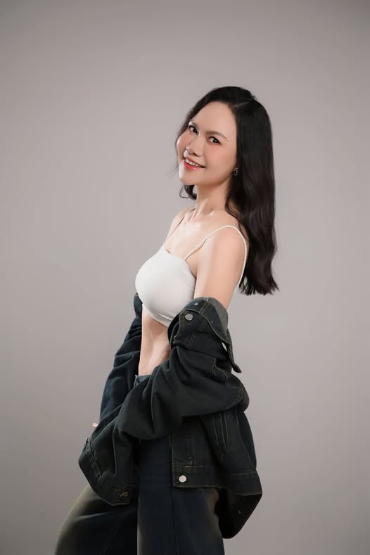 NSND Mai Hoa khoe vai trần gợi cảm tuổi 51, đ&agrave;n em chạy mướt mồ h&ocirc;i - Ảnh 1.