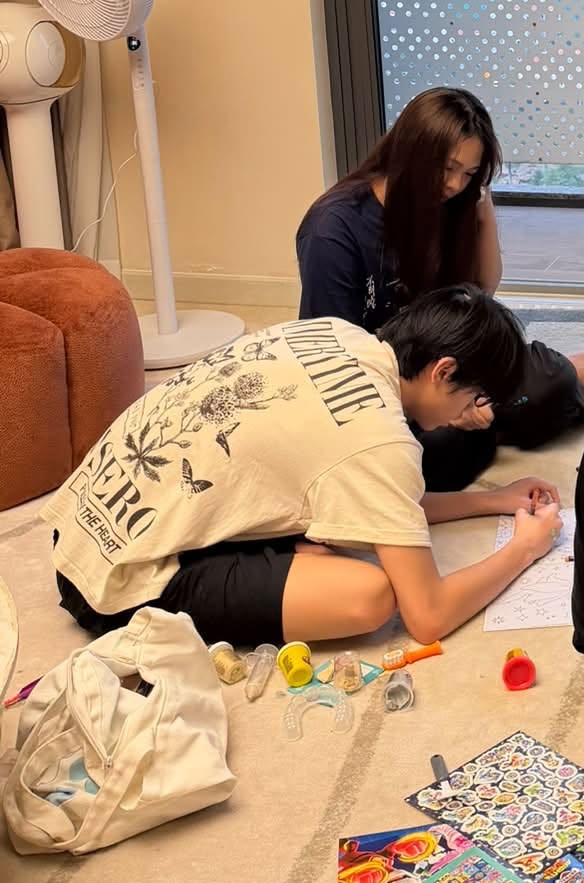 Cường Đô La khoe ảnh gia đình, cô gái lạ mặt ngồi cạnh Subeo thành tâm điểm- Ảnh 2.