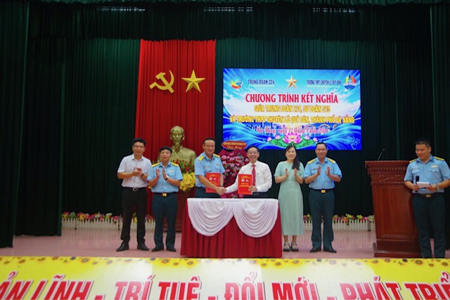 Trung đo&agrave;n 224 kết nghĩa với Trường THPT chuy&ecirc;n L&ecirc; Qu&yacute; Đ&ocirc;n - Ảnh 2.