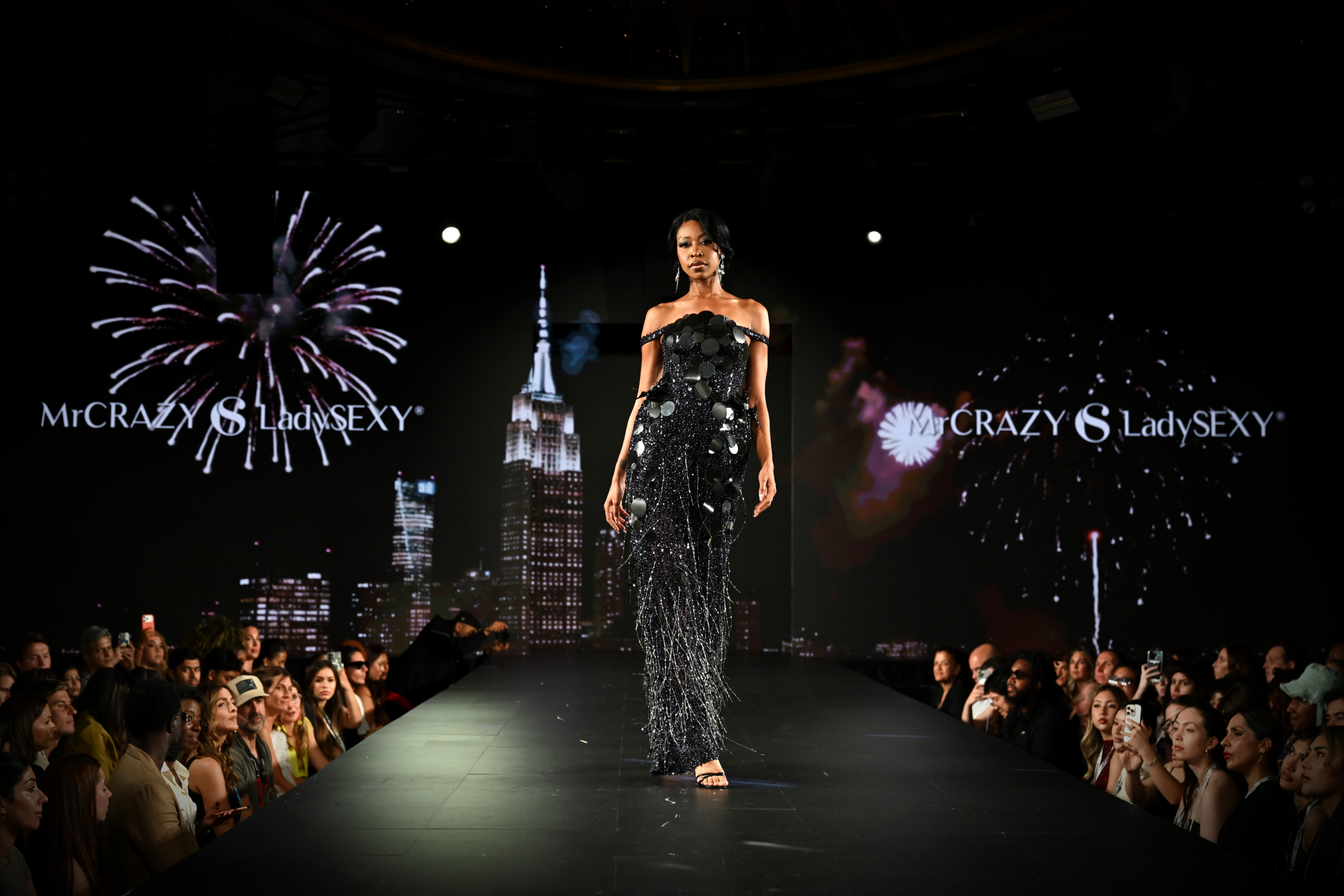 Mr CRAZY & Lady SEXY trình làng BST Thu Đông 2026 trên sàn diễn RUNWAY 7 danh tiếng của Mỹ - Ảnh 11.