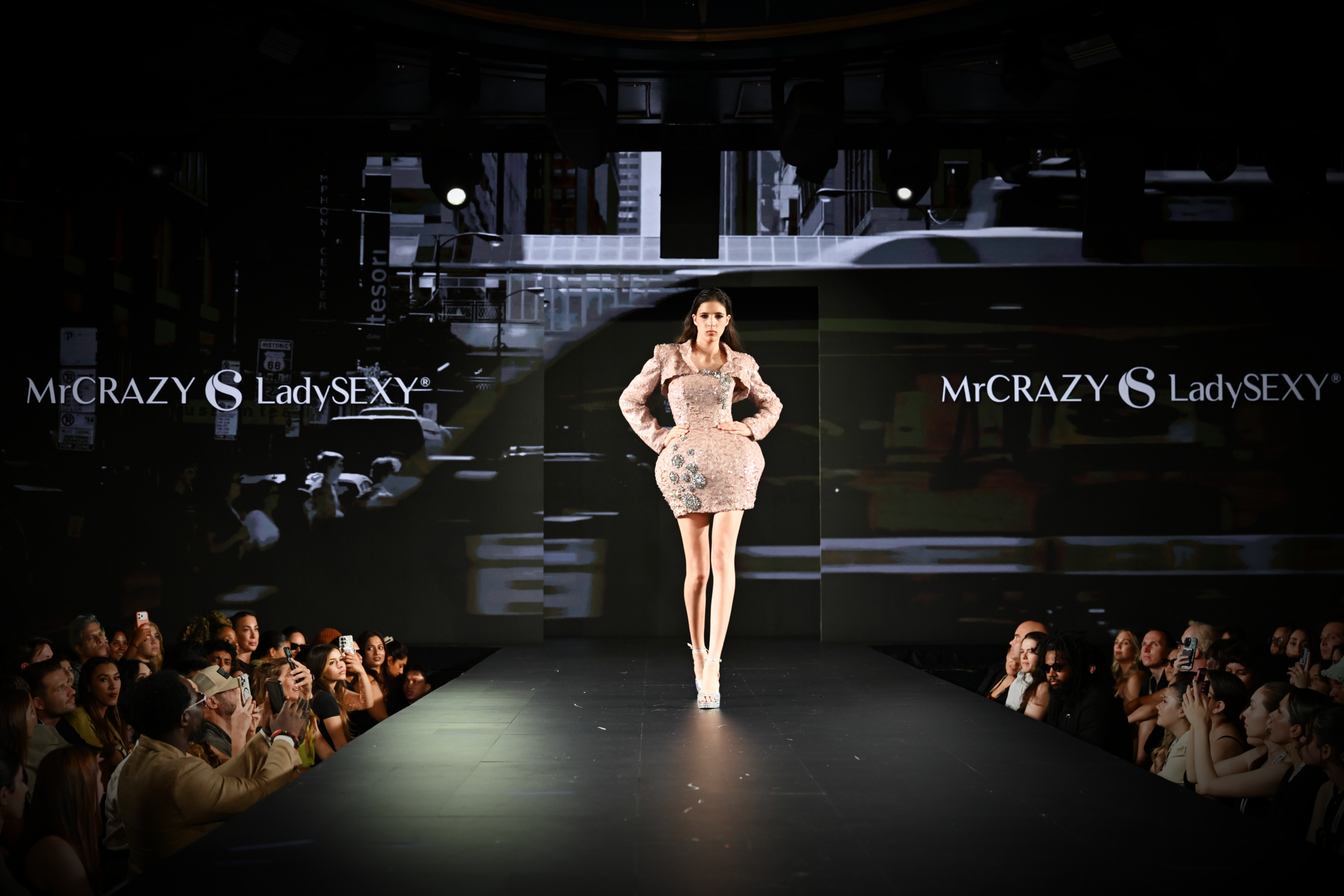 Mr CRAZY & Lady SEXY trình làng BST Thu Đông 2026 trên sàn diễn RUNWAY 7 danh tiếng của Mỹ - Ảnh 12.