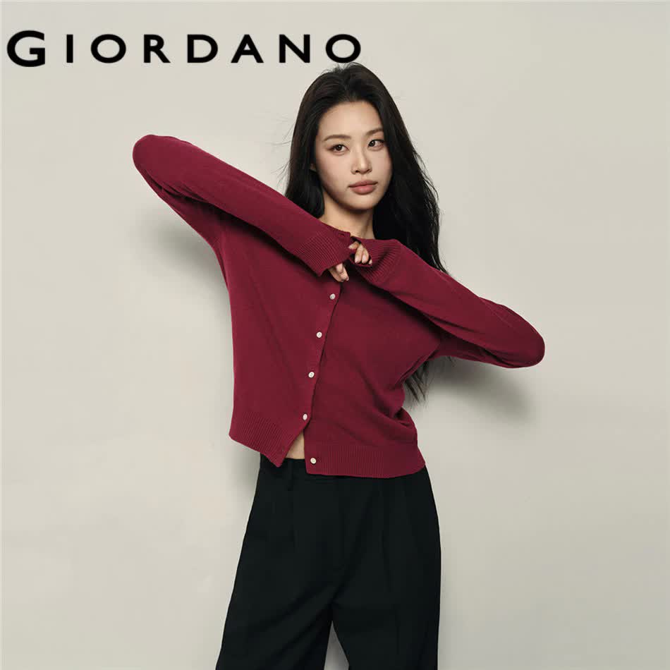 M&ugrave;a thu n&agrave;y, muốn mặc chuẩn old money nhưng kh&ocirc;ng nh&agrave;m ch&aacute;n, h&atilde;y thử cardigan đỏ - Ảnh 11.