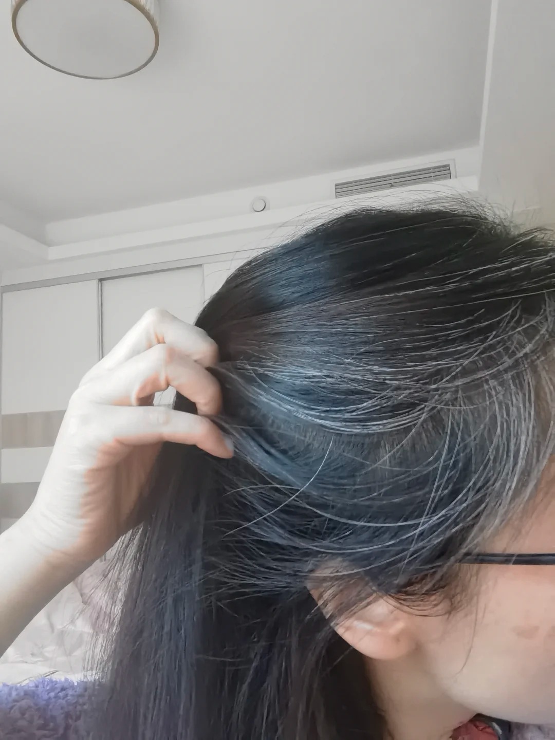 Vì sao ngày càng nhiều phụ nữ trung niên chọn để tóc bạc tự nhiên, không nhuộm đen? - Ảnh 4.