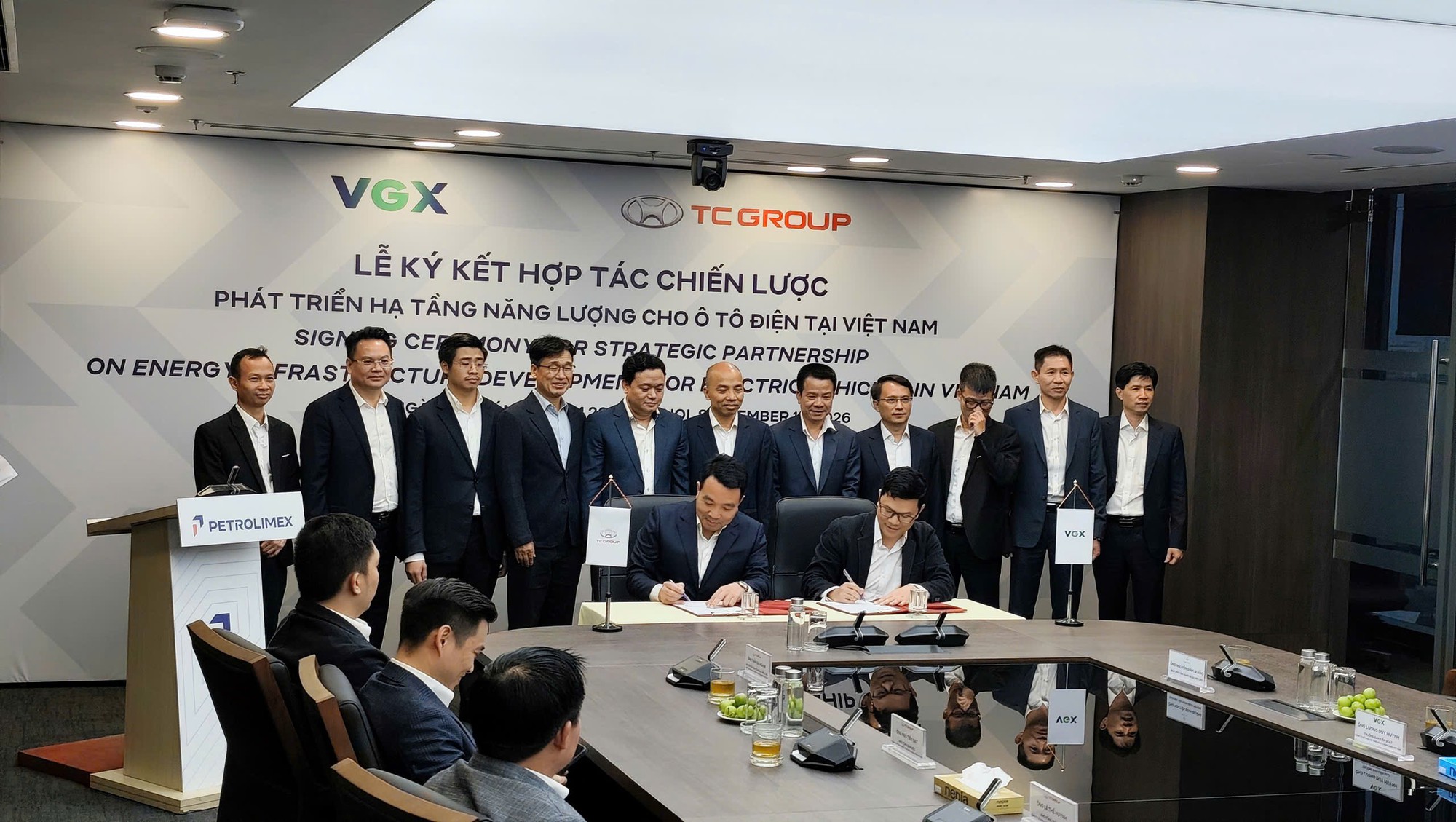 Việt Nam sắp có thêm hàng ngàn trạm sạc xe điện mở cửa cho mọi hãng - Ảnh 1.