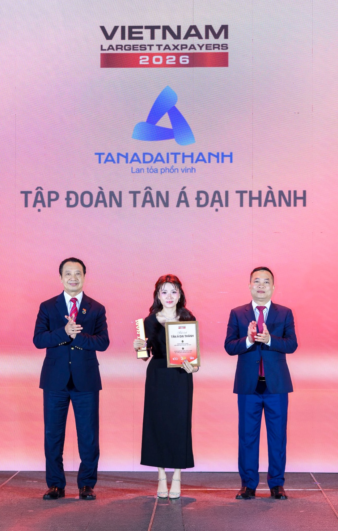T&acirc;n &Aacute; Đại Th&agrave;nh được vinh danh Top 39 doanh nghiệp tư nh&acirc;n nộp ng&acirc;n s&aacute;ch lớn nhất Việt Nam - Ảnh 1.
