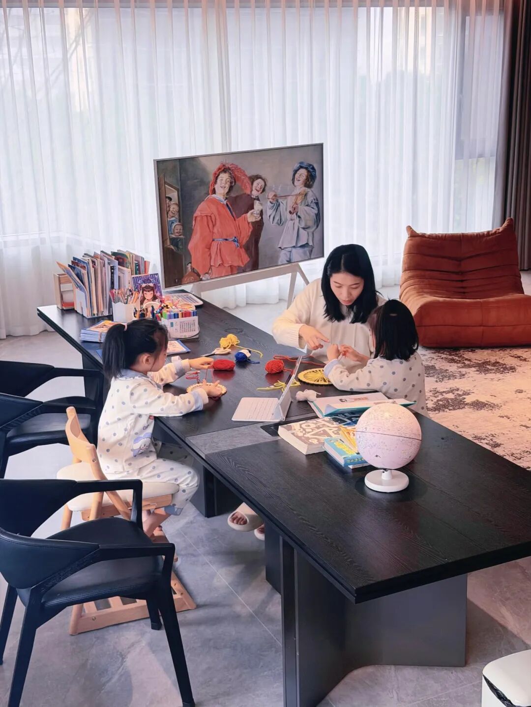 Trong phòng khách của một gia đình trẻ có chiếc bàn dài mà cả nhà đều tranh nhau dùng: Chỉ tiếc là không mua sớm hơn- Ảnh 4.