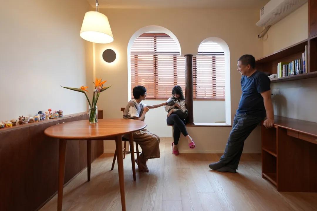 Từ nhà 180m² xuống căn hộ 45m², gia đình 3 người lại thấy dễ sống hơn: Con gái nói đây là ngôi nhà tốt nhất từng ở - Ảnh 4.