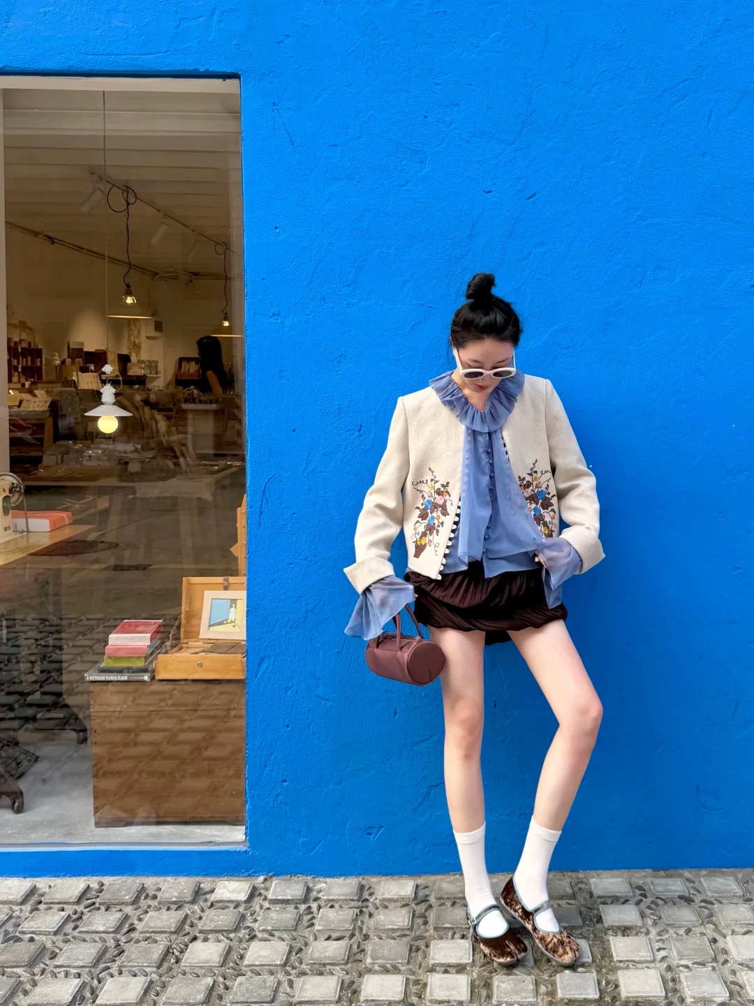 Cardigan màu kem, áo xanh khói và giày Mary Jane: Bản phối old money ngọt ngào, lạ mắt - Ảnh 2.