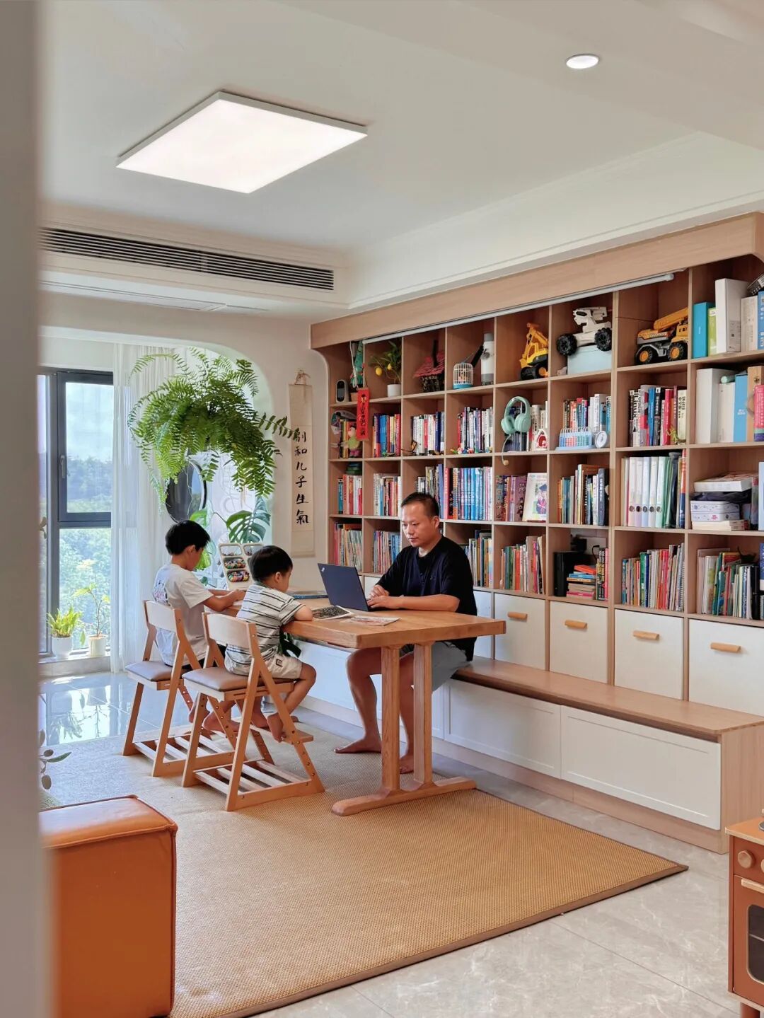 Trong phòng khách của một gia đình trẻ có chiếc bàn dài mà cả nhà đều tranh nhau dùng: Chỉ tiếc là không mua sớm hơn- Ảnh 7.