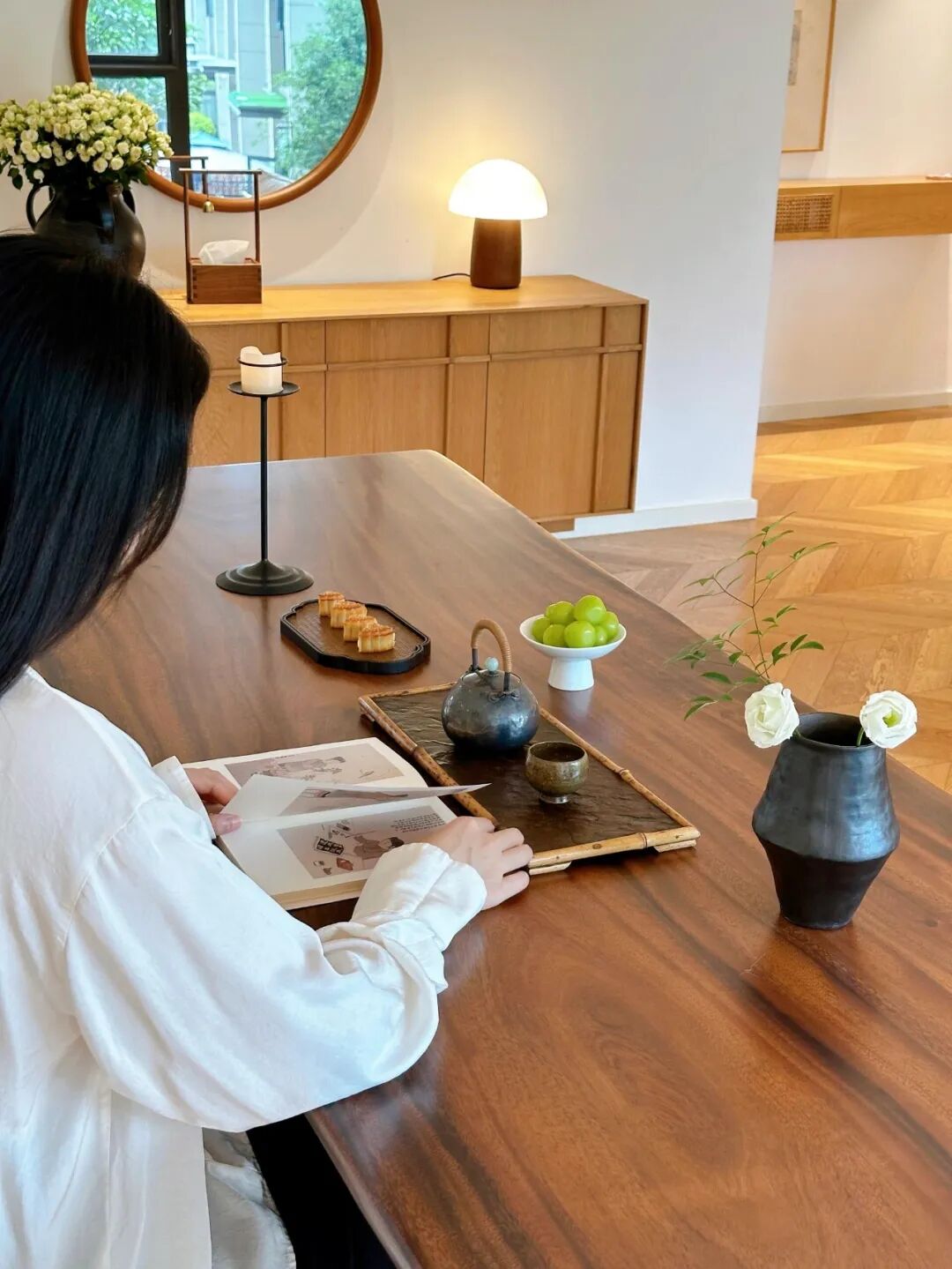 Trong phòng khách của một gia đình trẻ có chiếc bàn dài mà cả nhà đều tranh nhau dùng: Chỉ tiếc là không mua sớm hơn- Ảnh 9.