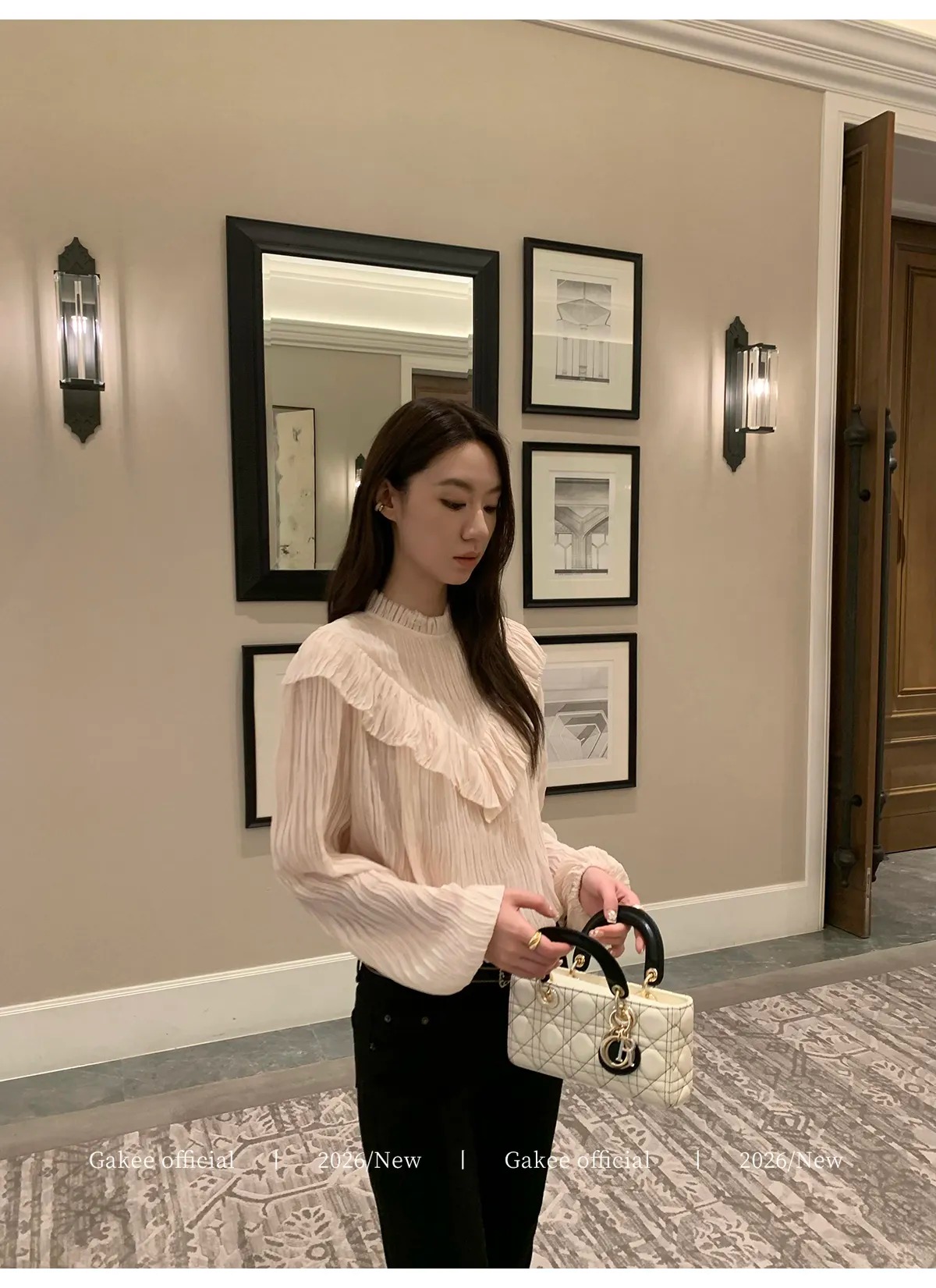 Cardigan màu kem, áo xanh khói và giày Mary Jane: Bản phối old money ngọt ngào, lạ mắt - Ảnh 6.