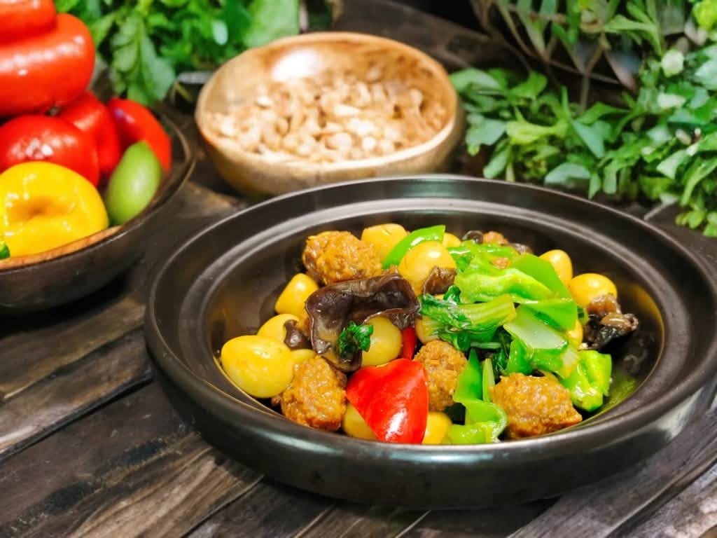 Món ăn có cả rau và thịt tươi ngon, thơm phức: Nấu dễ, ăn kèm với cơm trong ngày mưa thì ngon tuyệt đỉnh - Ảnh 1.