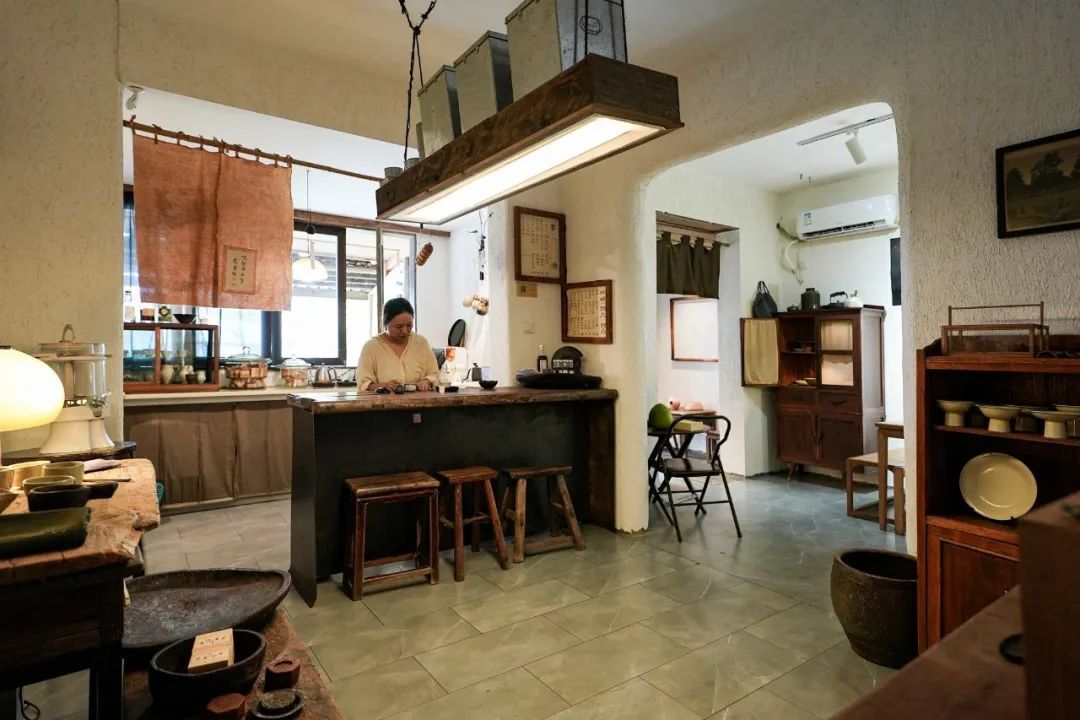 Người phụ nữ 37 tuổi cải tạo căn hộ 45m&sup2; th&agrave;nh nơi ai cũng muốn gh&eacute;: Kh&ocirc;ng điều h&ograve;a, &iacute;t d&ugrave;ng điện thoại, đồ cũ cũng th&agrave;nh đẹp - Ảnh 2.