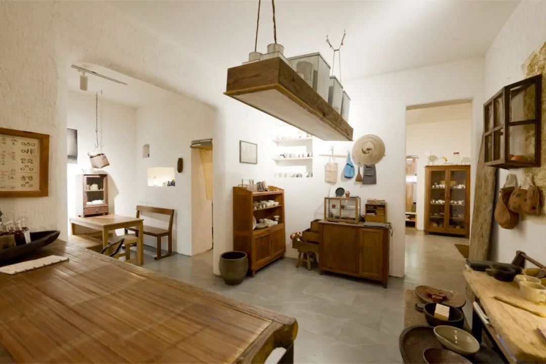 Người phụ nữ 37 tuổi cải tạo căn hộ 45m&sup2; th&agrave;nh nơi ai cũng muốn gh&eacute;: Kh&ocirc;ng điều h&ograve;a, &iacute;t d&ugrave;ng điện thoại, đồ cũ cũng th&agrave;nh đẹp - Ảnh 5.