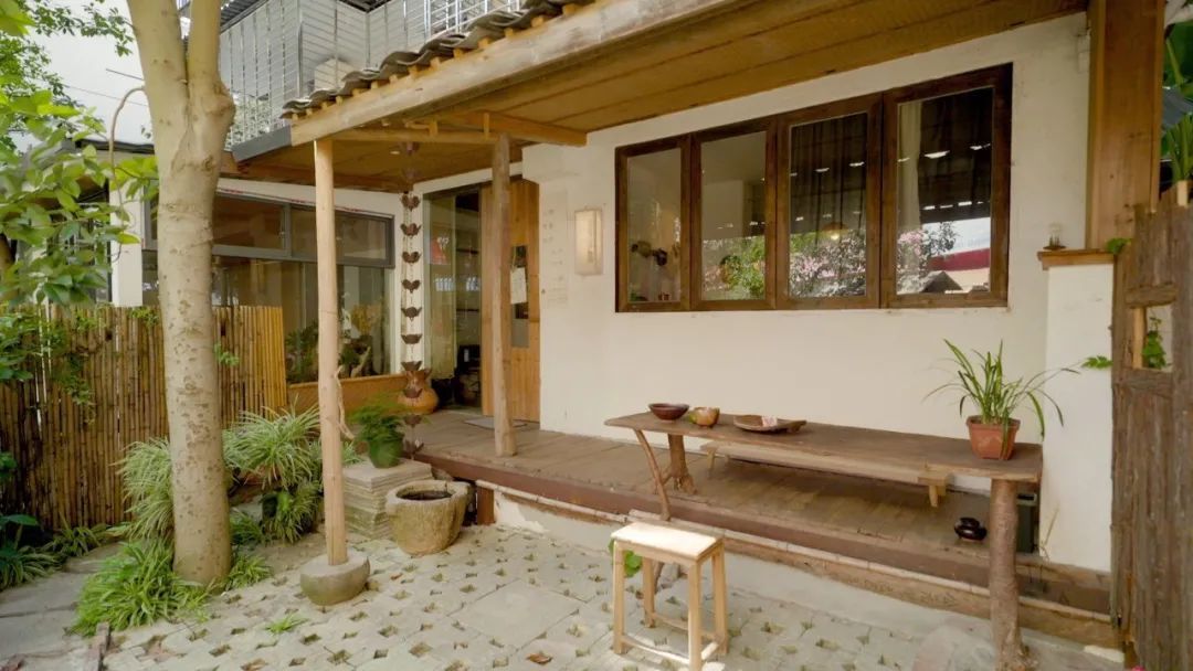 Người phụ nữ 37 tuổi cải tạo căn hộ 45m&sup2; th&agrave;nh nơi ai cũng muốn gh&eacute;: Kh&ocirc;ng điều h&ograve;a, &iacute;t d&ugrave;ng điện thoại, đồ cũ cũng th&agrave;nh đẹp - Ảnh 1.
