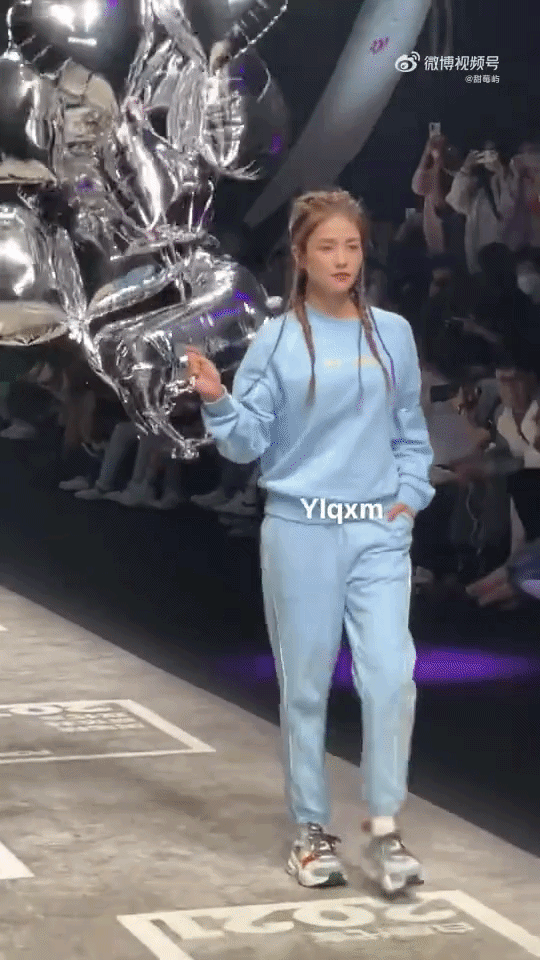 Bạch Lộc đừng n&ecirc;n catwalk nữa!- Ảnh 2.