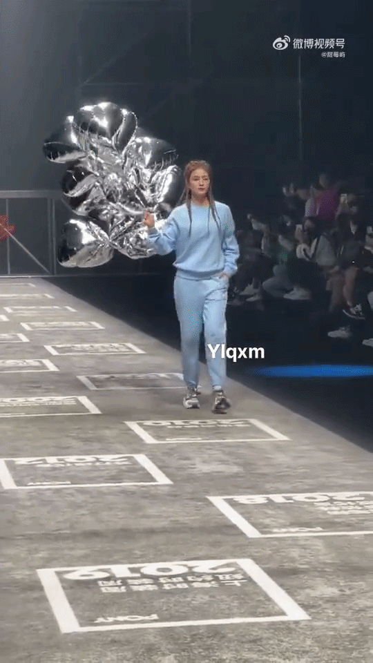Bạch Lộc đừng n&ecirc;n catwalk nữa!- Ảnh 1.