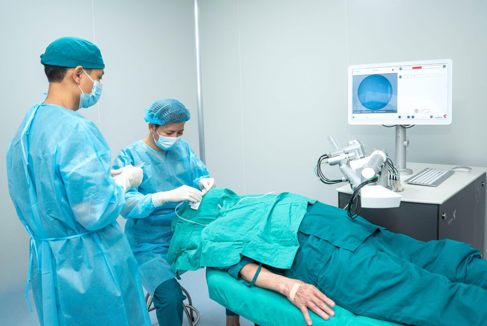 Chăm sóc đôi mắt chủ động, tận hưởng tuổi già trọn vẹn - Ảnh 1.