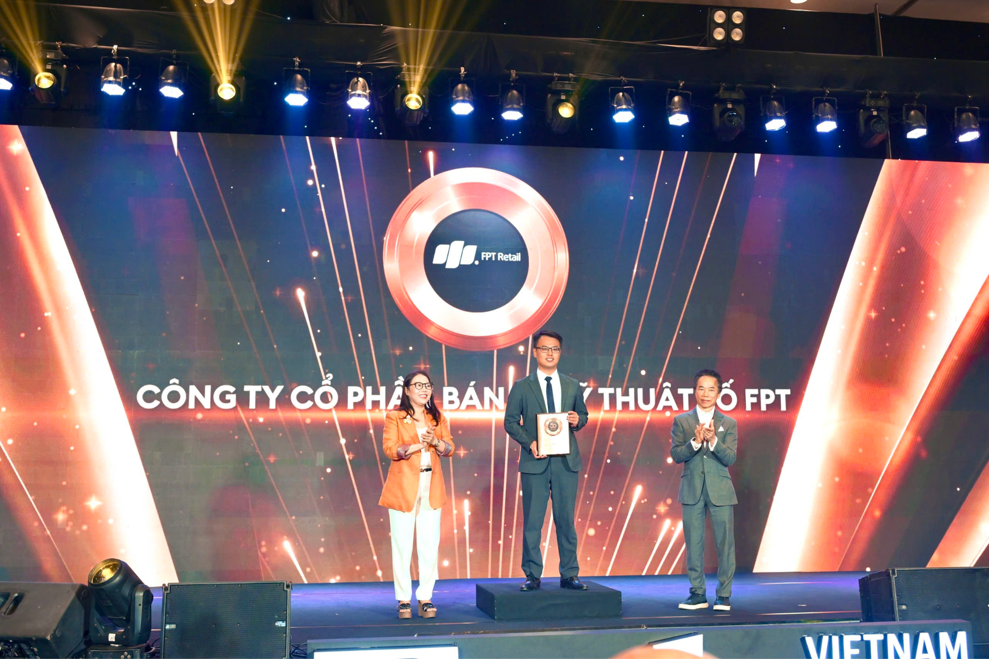 FPT Retail năm thứ hai liên tiếp vào Top 50 Công ty niêm yết tốt nhất Việt Nam - Ảnh 1.