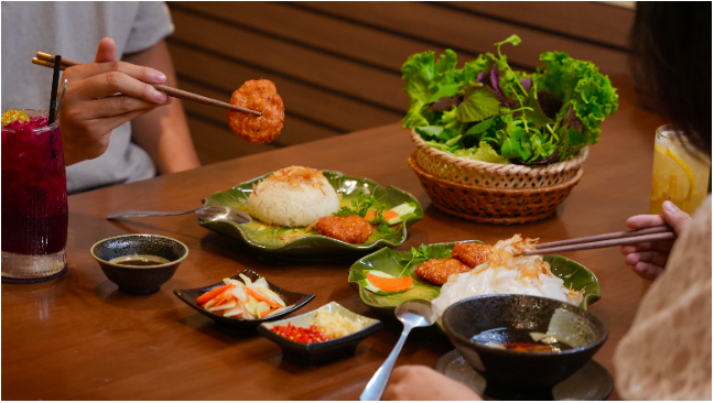 Một bữa ăn, nhiều đặc sản Việt Nam: Chuyến du lịch vị giác ngay giữa TP.HCM - Ảnh 3.