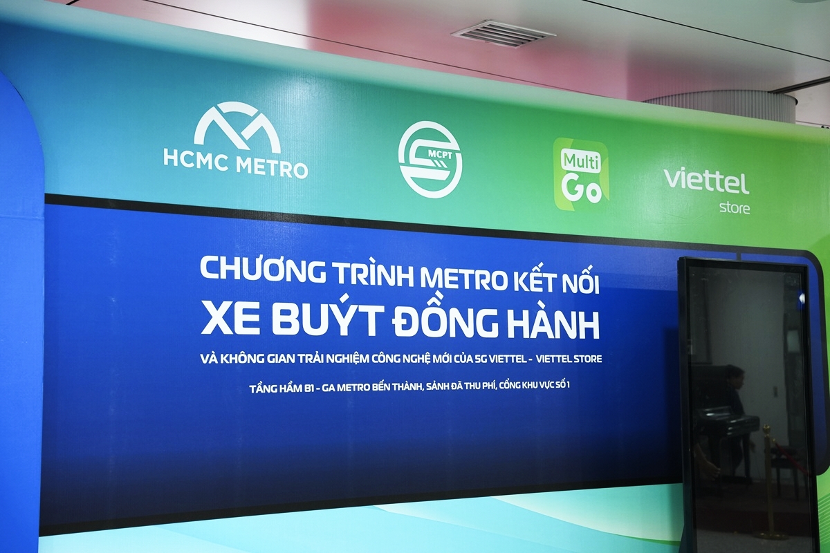 Khách hàng Viettel Store được trải nghiệm iPhone 18 Pro series giữa không gian Metro Bến Thành - Ảnh 4.