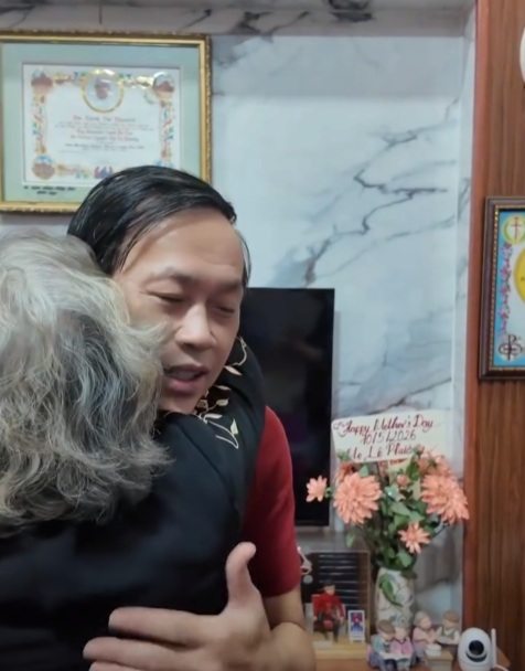 Hoài Linh về nhà mẹ ruột - Ảnh 1.