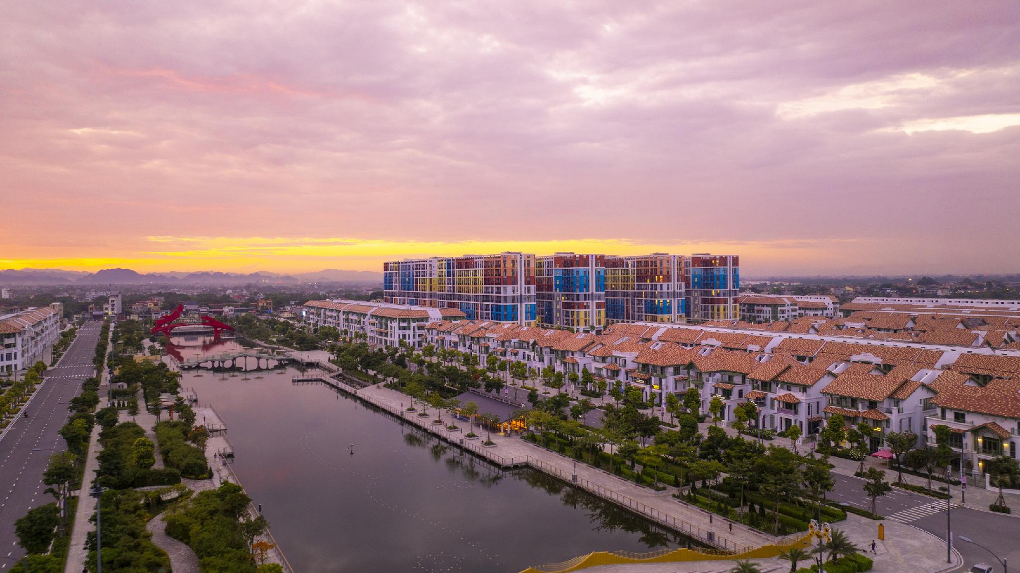 Trốn khói bụi, tắc đường, kiến trúc sư trẻ quyết đưa cả nhà về Sun Urban City sống - Ảnh 2.