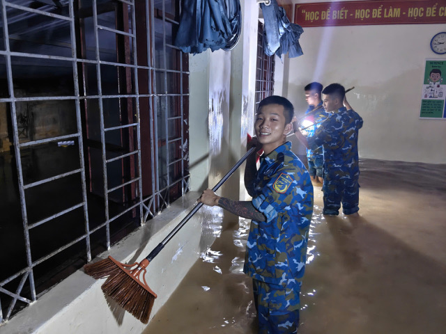 C&aacute;n bộ, chiến sĩ Trạm Ra đa 59 gi&uacute;p nh&acirc;n d&acirc;n khắc phục hậu quả b&atilde;o số 4 - Ảnh 2.