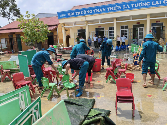 C&aacute;n bộ, chiến sĩ Trạm Ra đa 59 gi&uacute;p nh&acirc;n d&acirc;n khắc phục hậu quả b&atilde;o số 4 - Ảnh 1.