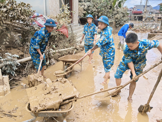 C&aacute;n bộ, chiến sĩ Trạm Ra đa 59 gi&uacute;p nh&acirc;n d&acirc;n khắc phục hậu quả b&atilde;o số 4 - Ảnh 3.
