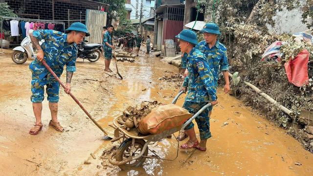 C&aacute;n bộ, chiến sĩ Trạm Ra đa 59 gi&uacute;p nh&acirc;n d&acirc;n khắc phục hậu quả b&atilde;o số 4 - Ảnh 4.