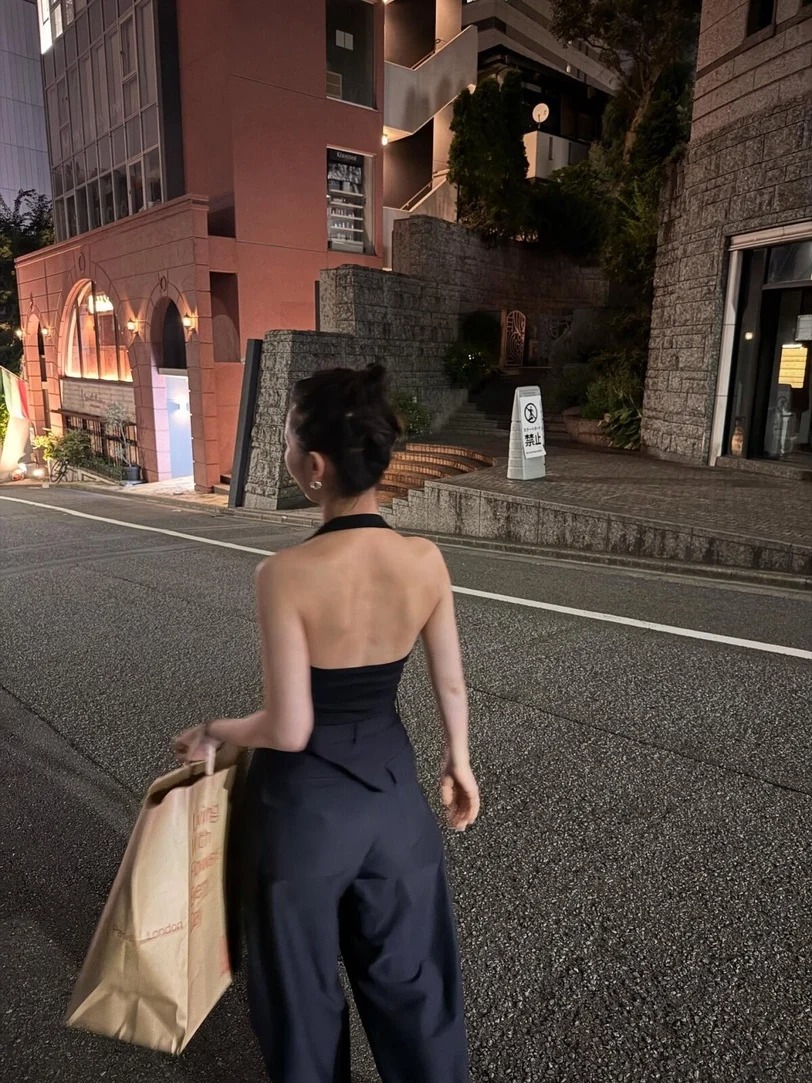 B&agrave;i tập vai thon, lưng gọn hơn 1 triệu lượt xem: 10 ph&uacute;t mỗi ng&agrave;y gi&uacute;p d&aacute;ng đứng thanh tho&aacute;t - Ảnh 2.