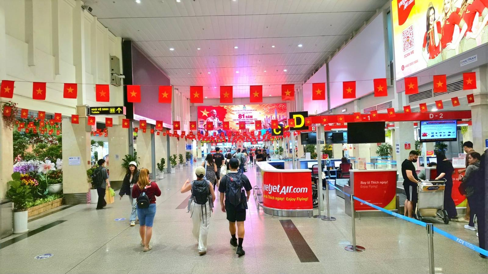 Sắc đỏ sao vàng rực rỡ từ sân bay đến những chuyến bay Vietjet dịp Quốc khánh 2/9 - Ảnh 1.
