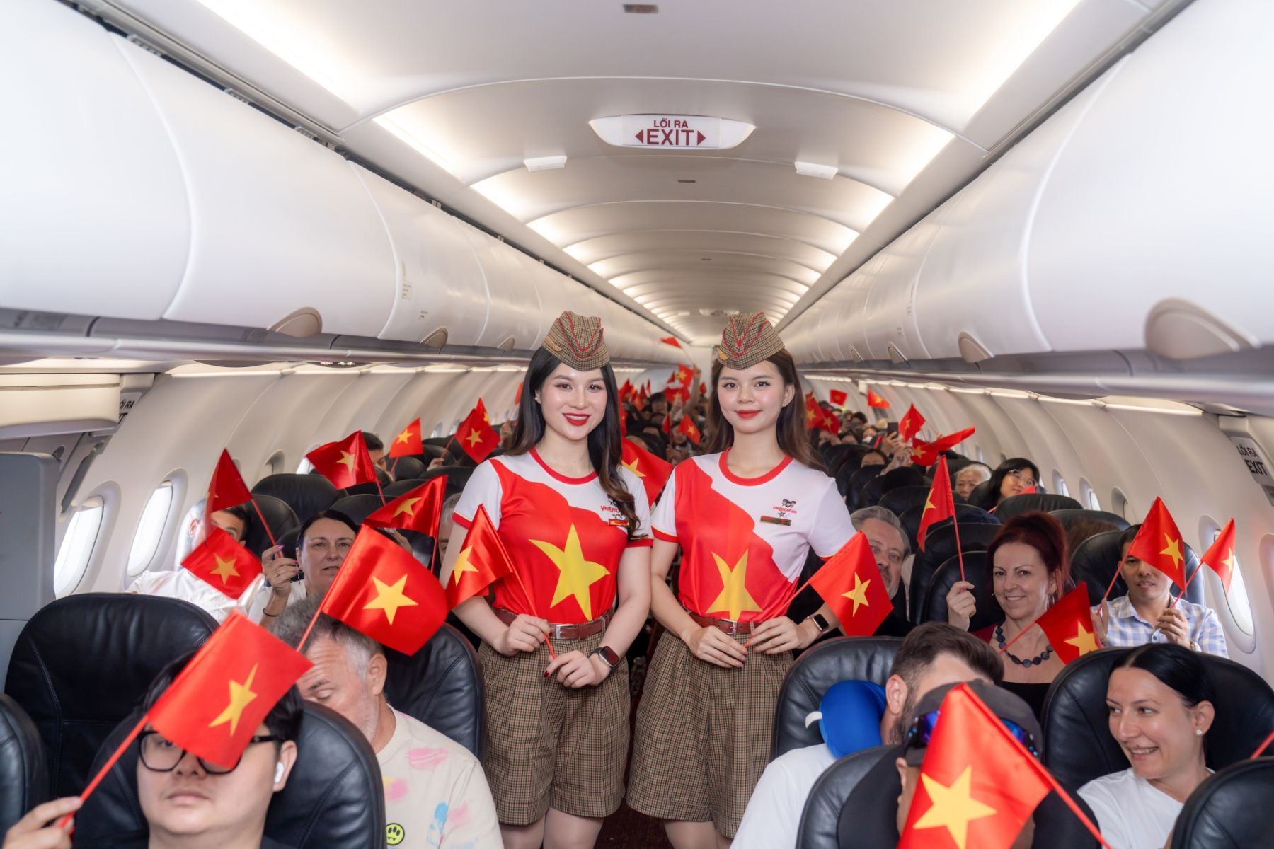 Sắc đỏ sao vàng rực rỡ từ sân bay đến những chuyến bay Vietjet dịp Quốc khánh 2/9 - Ảnh 3.